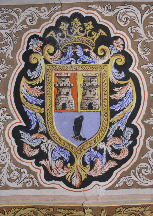 Escudo de Huesa del Común en el techo de la iglesia parroquial.